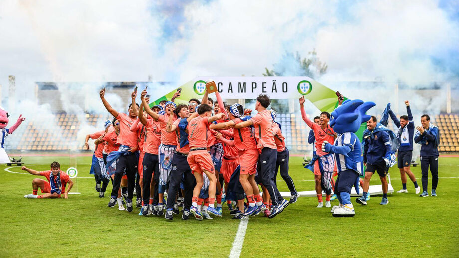 Juniores do FC Porto fazem a festa do título