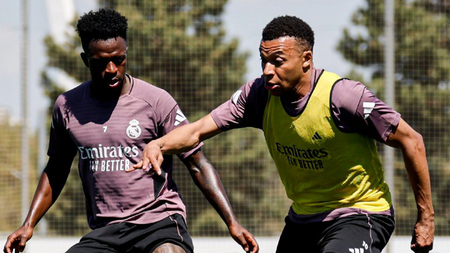 Mbappé com Vinícius Júnior durante o treino do Real Madrid