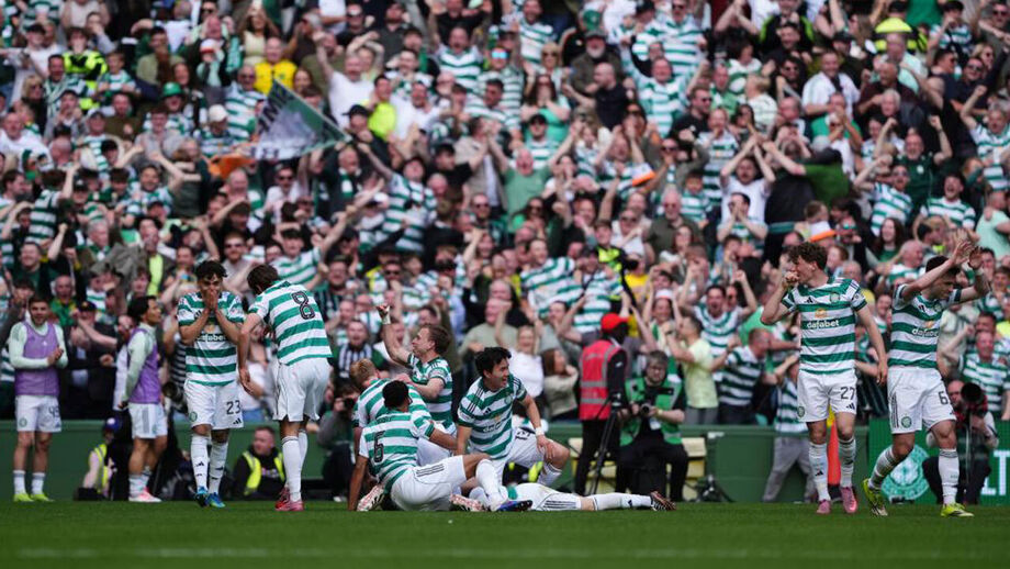 Jogadores do Celtic festejam triunfo frente ao Rangers