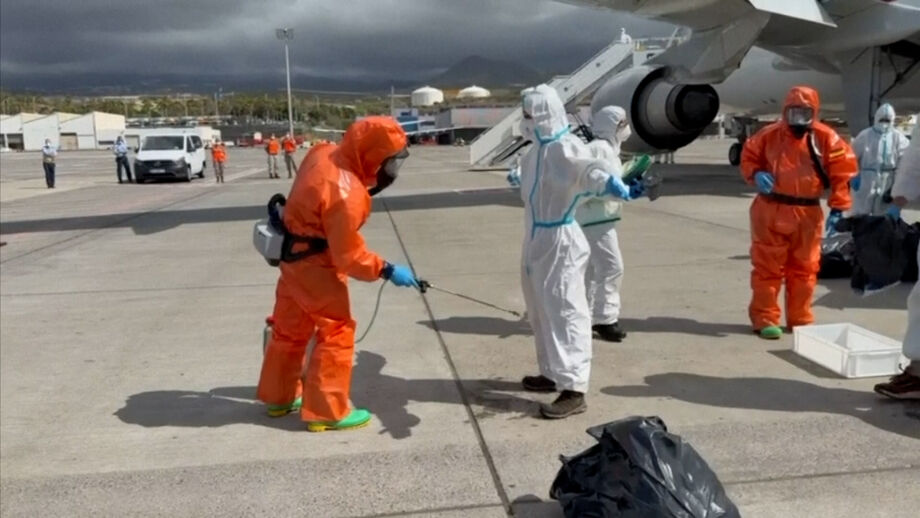 Sob acompanhamento das autoridades no aeroporto de Tenerife