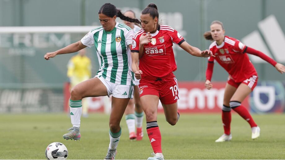 Catarina Amado disputa a bola com jogadora do Rio Ave