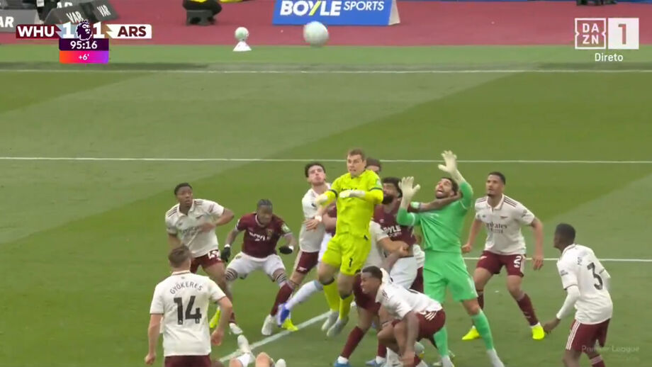 O lance do golo anulado nos descontos ao West Ham frente ao Arsenal