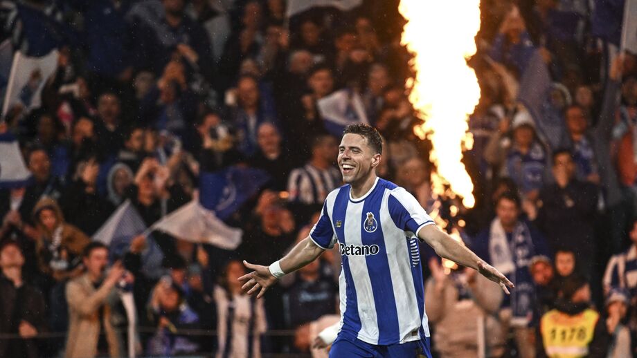 Bednarek eleito o melhor da Liga em abril