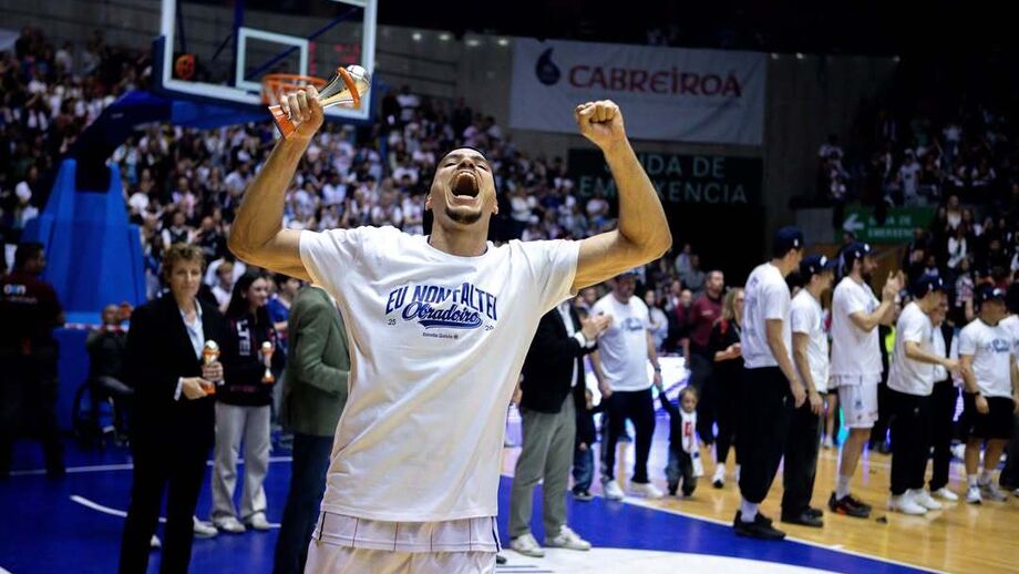 Diogo Brito celebra conquista da Primera FEB