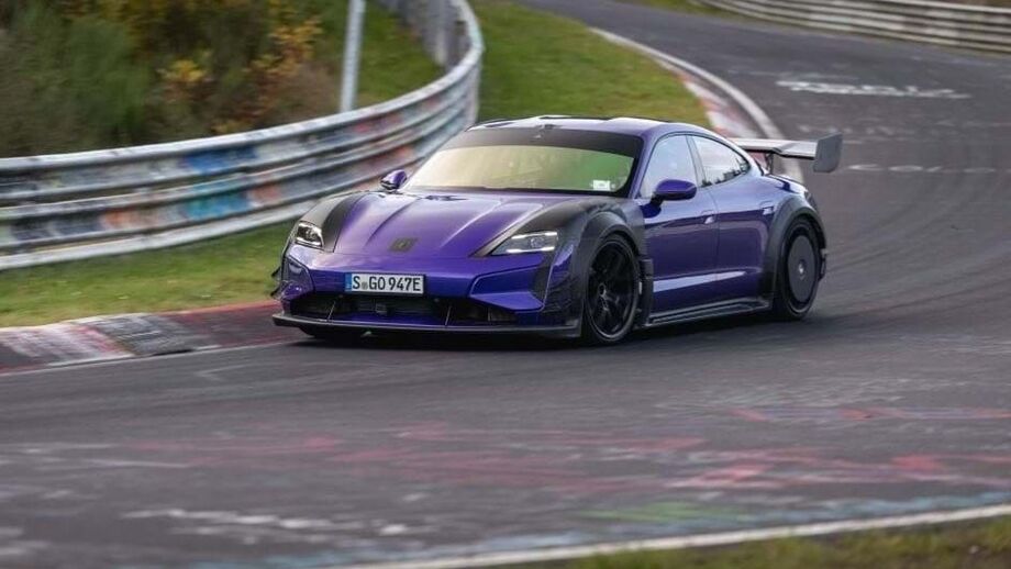 Porsche Taycan Turbo GT com 'kit' Manthey recupera recorde de Nürburgring
