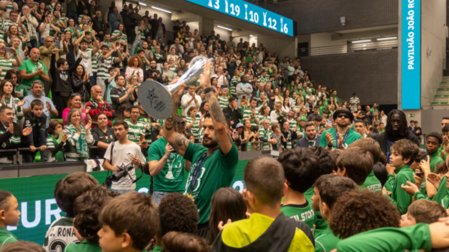 Adeptos do Sporting festejam a vitória na Champions no Pavilhão João Rocha