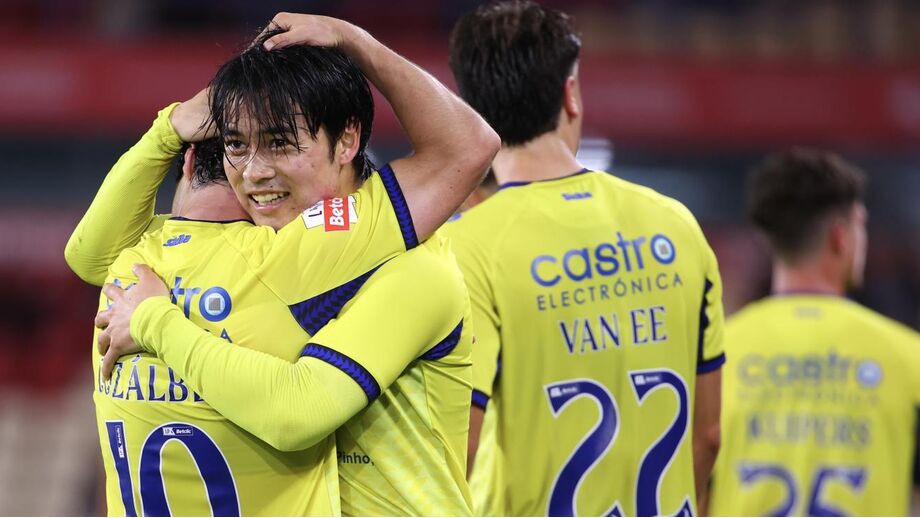 Gozálbez a ser abraçado por Fukui