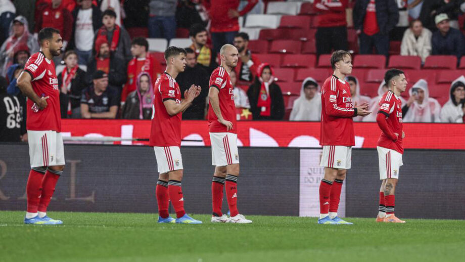 Jogadores do Benfica aplaudem os adeptos após o empate na Luz frente ao Sp. Braga (2-2)