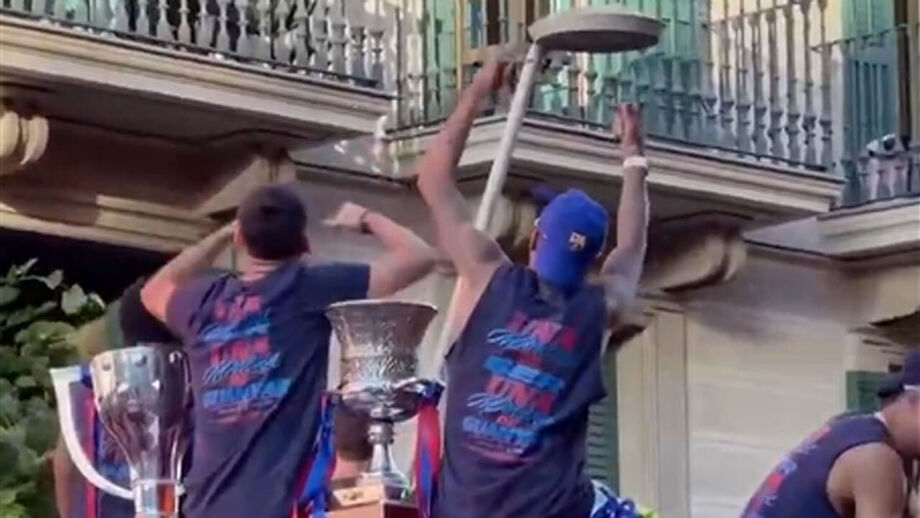 Momento caricato durante o desfile dos campeões espanhóis pelas ruas da cidade catalã