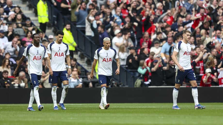Jogadores do Tottenham desapontados em campo após resultado negativo