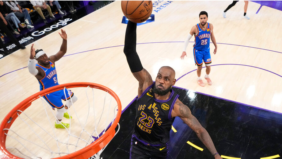 LeBron James a afundar frente aos thunder