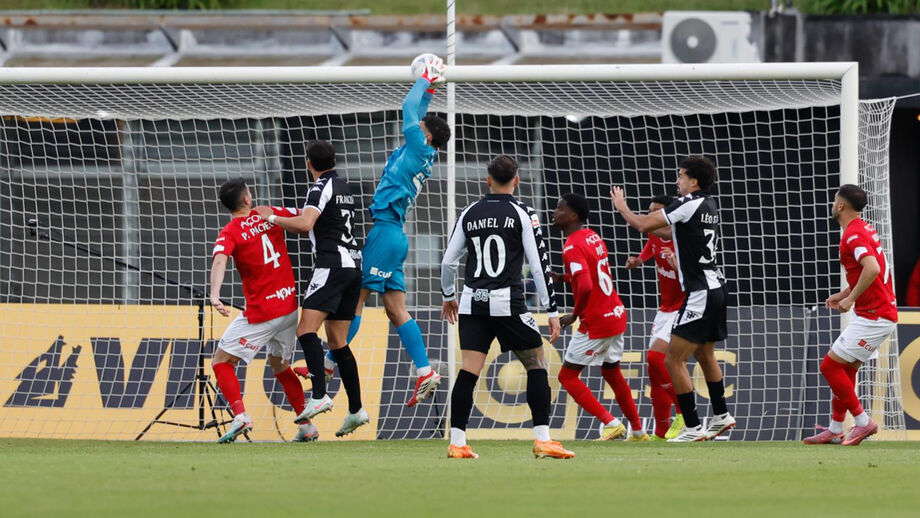João Afonso sobe para segurar a bola durante o Santa Clara-Nacional