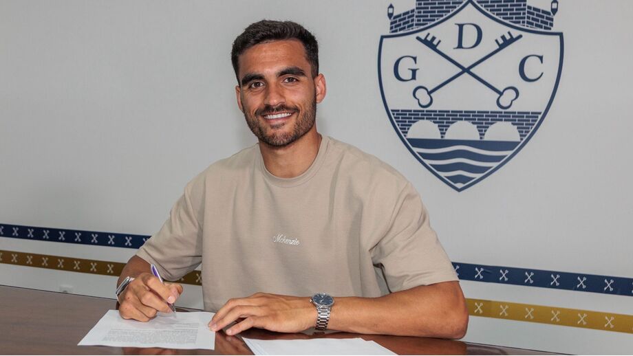 Tiago Simões renova pelo Chaves