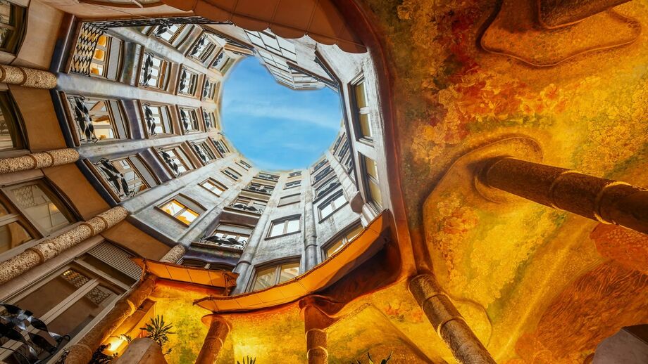 Perspetiva do edifício La Pedrera a partir do átrio