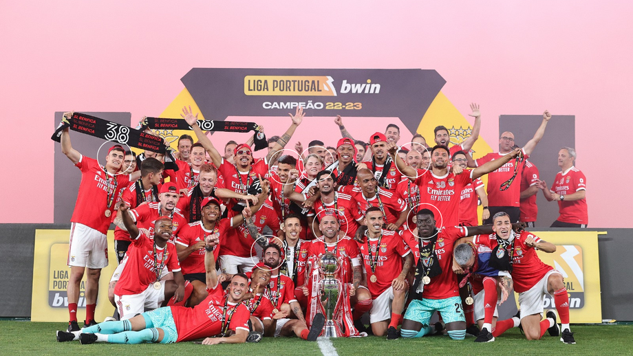 António Silva, Bah, Schjelderup e Aursnes (em pé) e Rafa, Otamendi e Samuel Soares (em baixo)