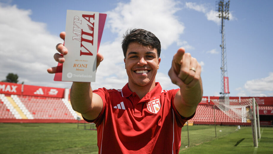 Roni, jogador do AVS SAD, celebra distinção após marcar ao FC Porto
