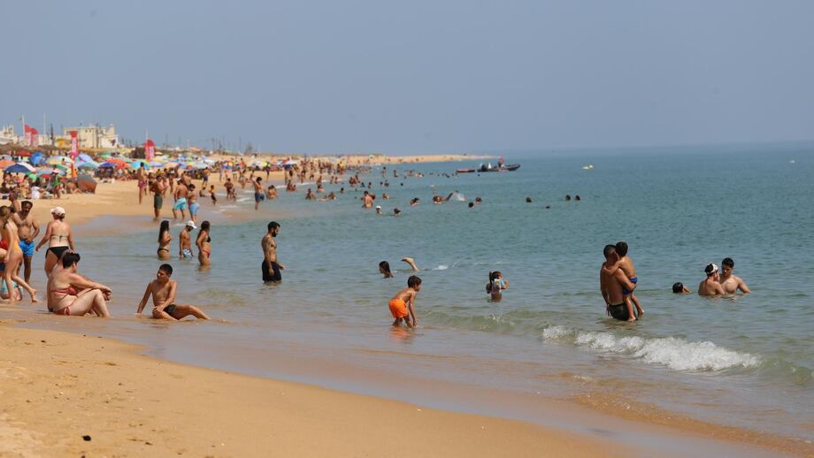 Ondas de calor em Portugal levam pessoas para a praia em Lisboa, Setúbal e Faro