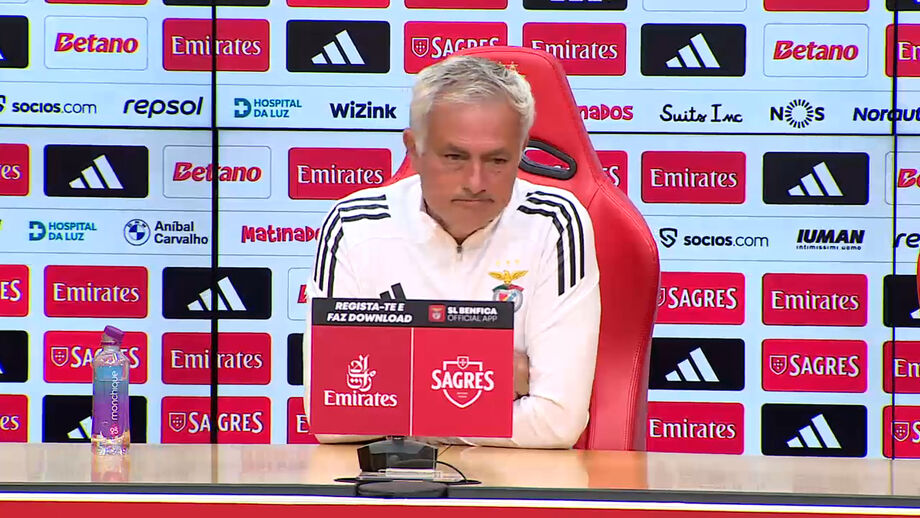 Muitos jornalistas espanhóis na conferência de antevisão do treinador do Benfica
