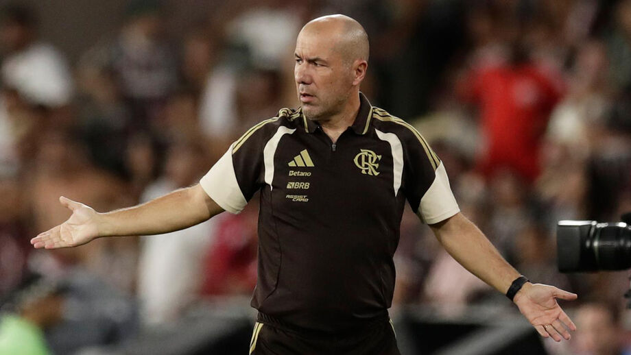 Leonardo Jardim reage junto ao banco de suplentes do Flamengo