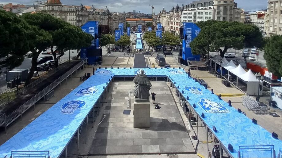 Palco dos Aliados vai ganhando forma