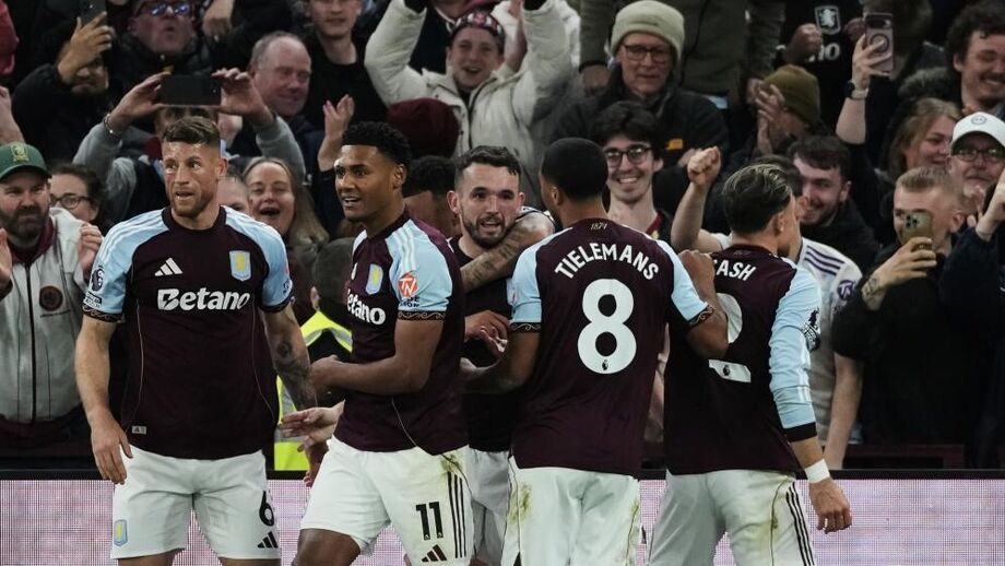 Jogadores do Aston Villa celebram um momento do jogo contra o Liverpool