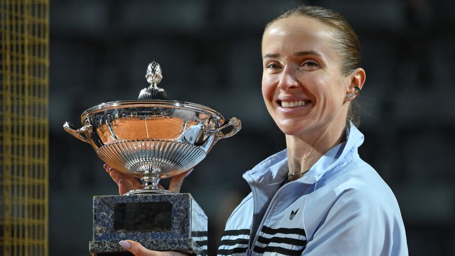 Elina Svitolina ergue o troféu do WTA 1.000 de Roma