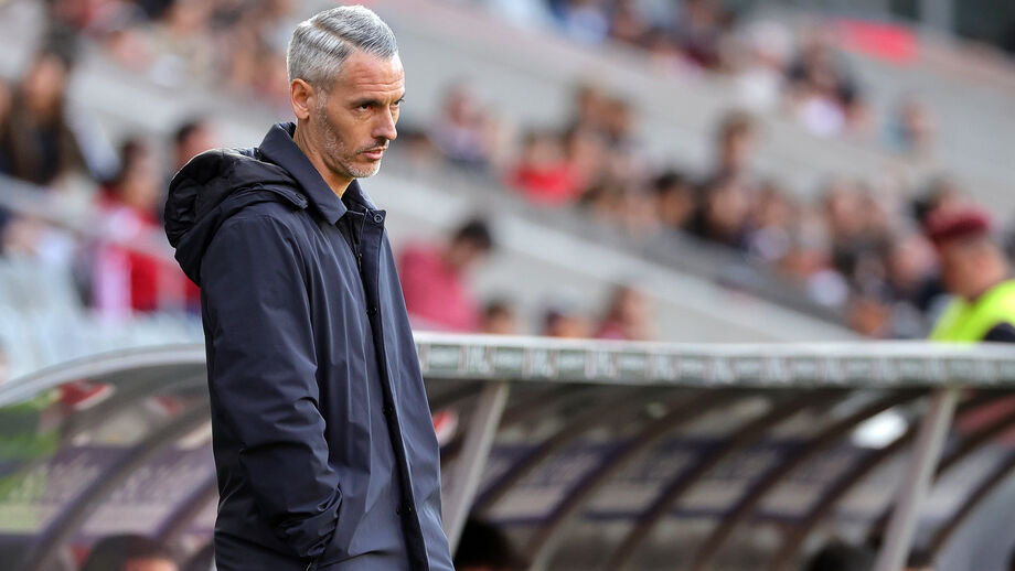 Carlos Vicens no jogo com o E. Amadora