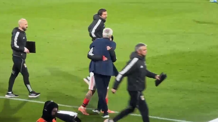 Treinador do Benfica saiu rapidamente do relvado rumo aos balneários