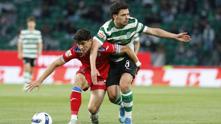 Zé Carlos num disputa de bola com Pote 