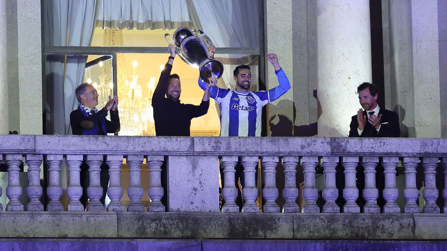 Farioli e Diogo Costa levantam o troféu