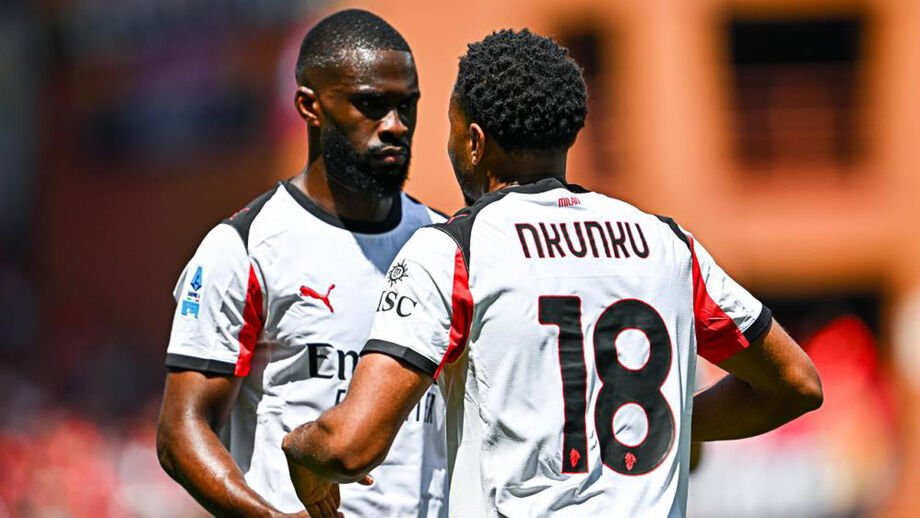 Jogadores do Milan festejam frente ao Génova