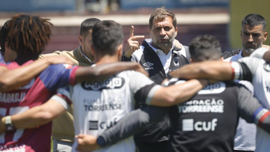 Luís Tralhão fala ao grupo de trabalho