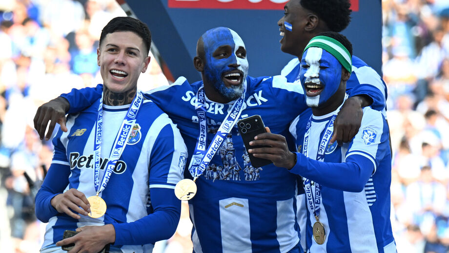 Nehuén festeja o título com Fofana, Zaidu e Samu