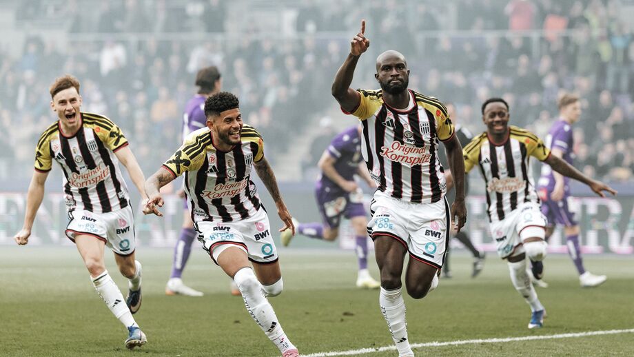Jogadores do LASK festejam um golo durante um jogo de futebol