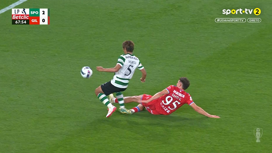 Lance entre Morita e Santi García no Sporting-Gil Vicente