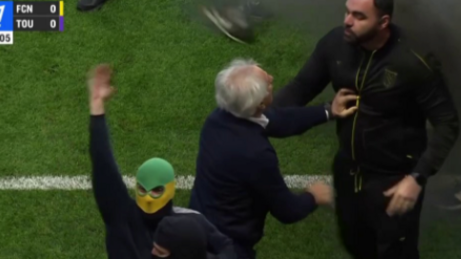 Adeptos invadem relvado no Nantes-Toulouse e jogo é suspenso