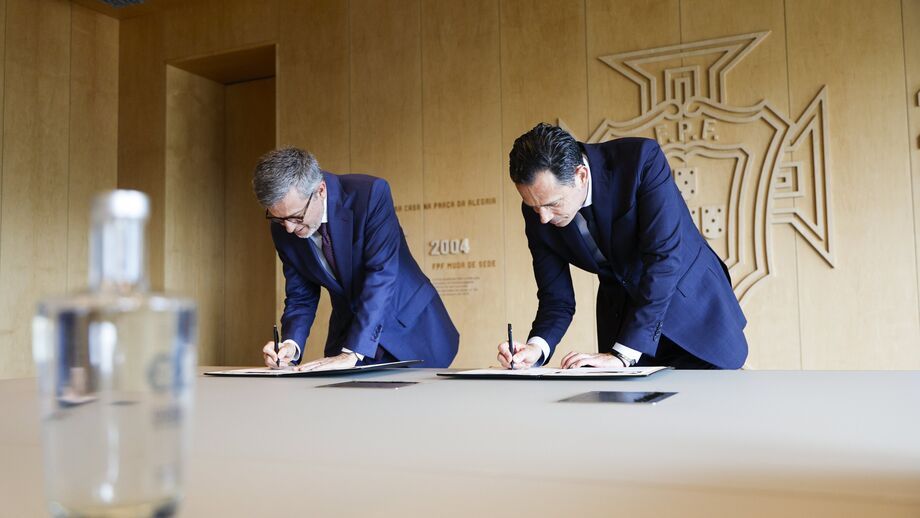 Carlos Moedas e Pedro Proença assinam protocolo na sede da Federação Portuguesa de Futebol