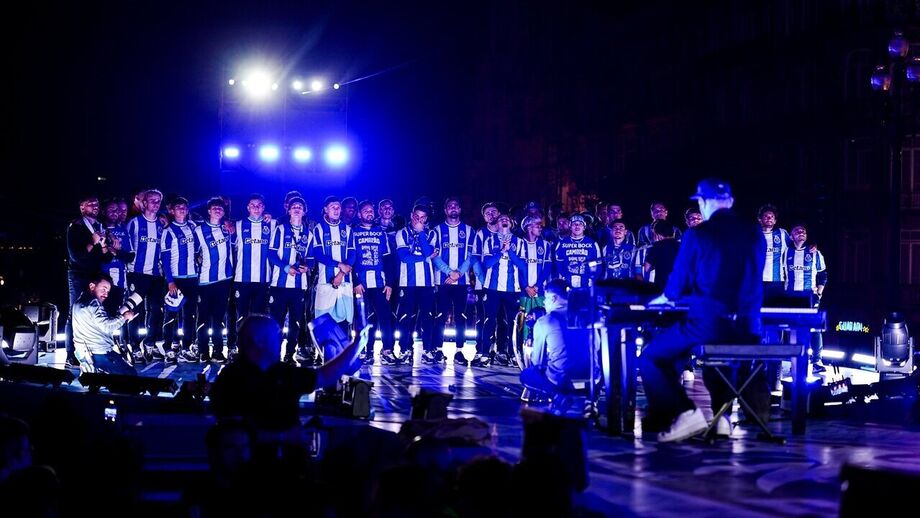 Gavin James com o plantel do FC Porto pela frente
