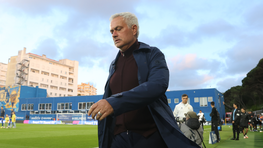 José Mourinho antes do início do Estoril-Benfica na Amoreira