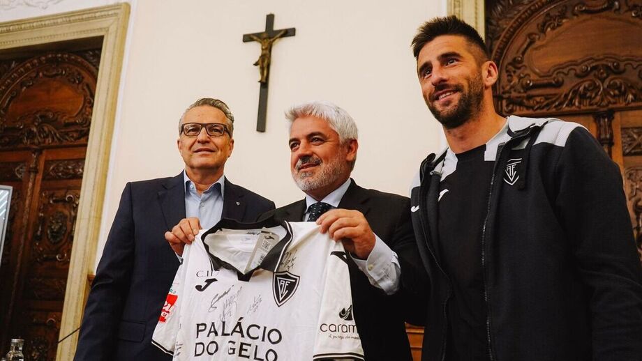 Mariano López com João Azevedo, presidente da Câmara Municipal, e o capitão Luís Silva