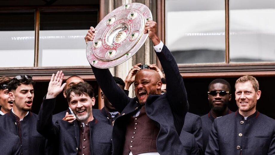Kompany ergueu o troféu que... deixou esquecido em casa