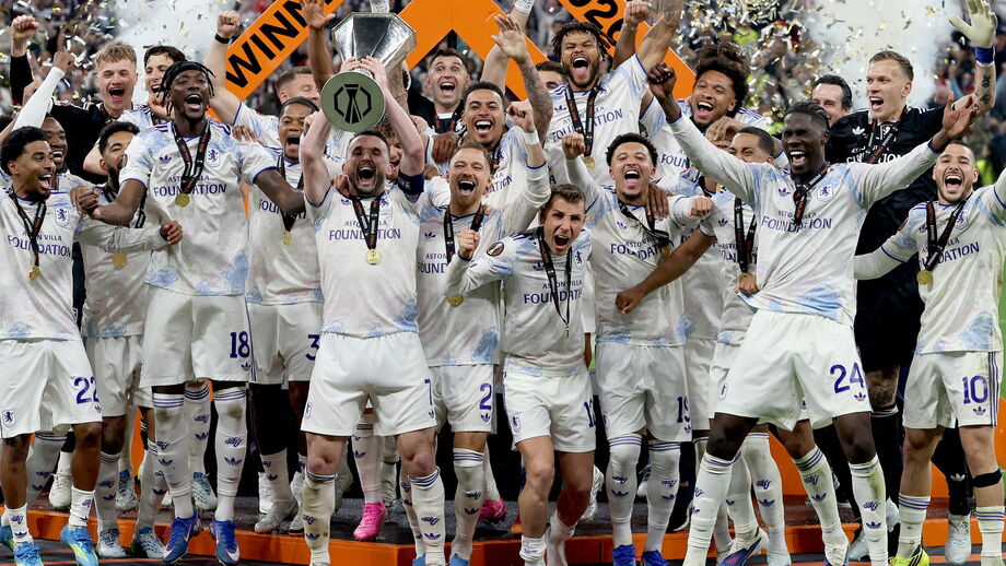 Aston Villa ergue o troféu da Liga Europa