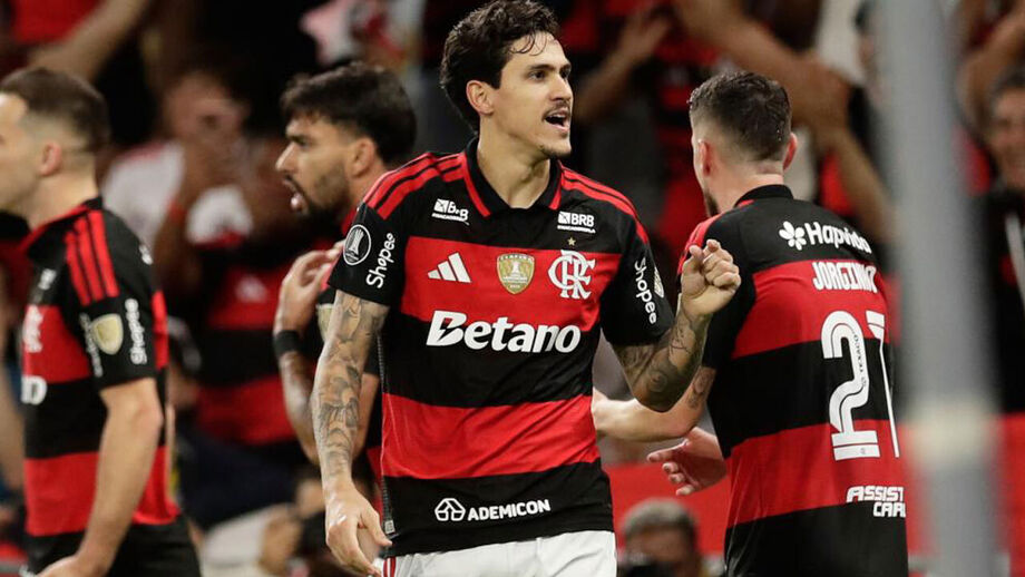Pedro celebra golo marcado ao Estudiantes