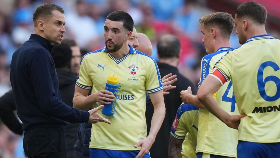 Tonda Eckert, treinador do Southampton, fala com os seus jogadores