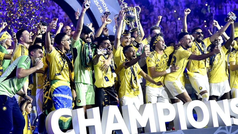 Al Nassr ergue o troféu de campeão da Arábia Saudita