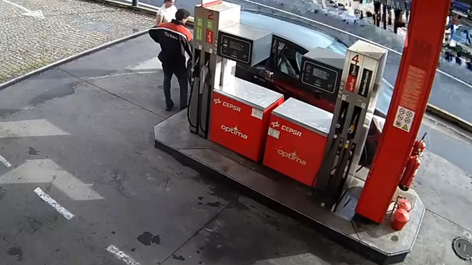 Marine e Marc atestaram o carro numa bomba de gasolina de Miranda do Douro