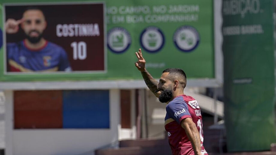 Costinha celebra golo pelo Torreense