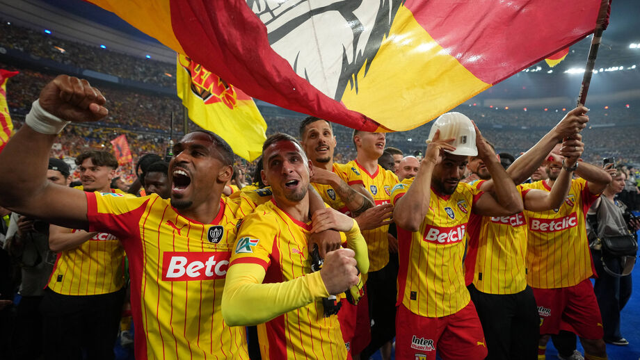 Jogadores do Lens festejam conquista da Taça de França
