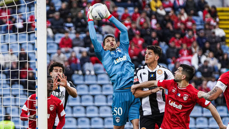 João Afonso em ação no Santa Clara-Nacional