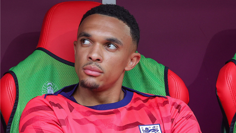 Alexander-Arnold sentado no banco da seleção inglesa